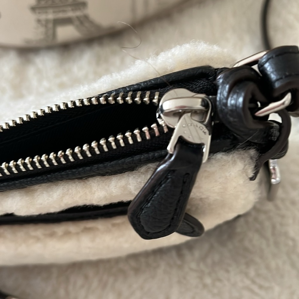 Beautiful Coach Crossbody - Picture 8 of 10